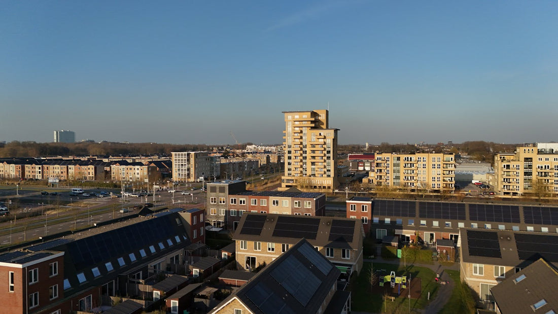 Nederlandse woonwijk van bovenaf met rijenhuizen vol zonnepanelen, context voor een thuisbatterij Deye of BYD