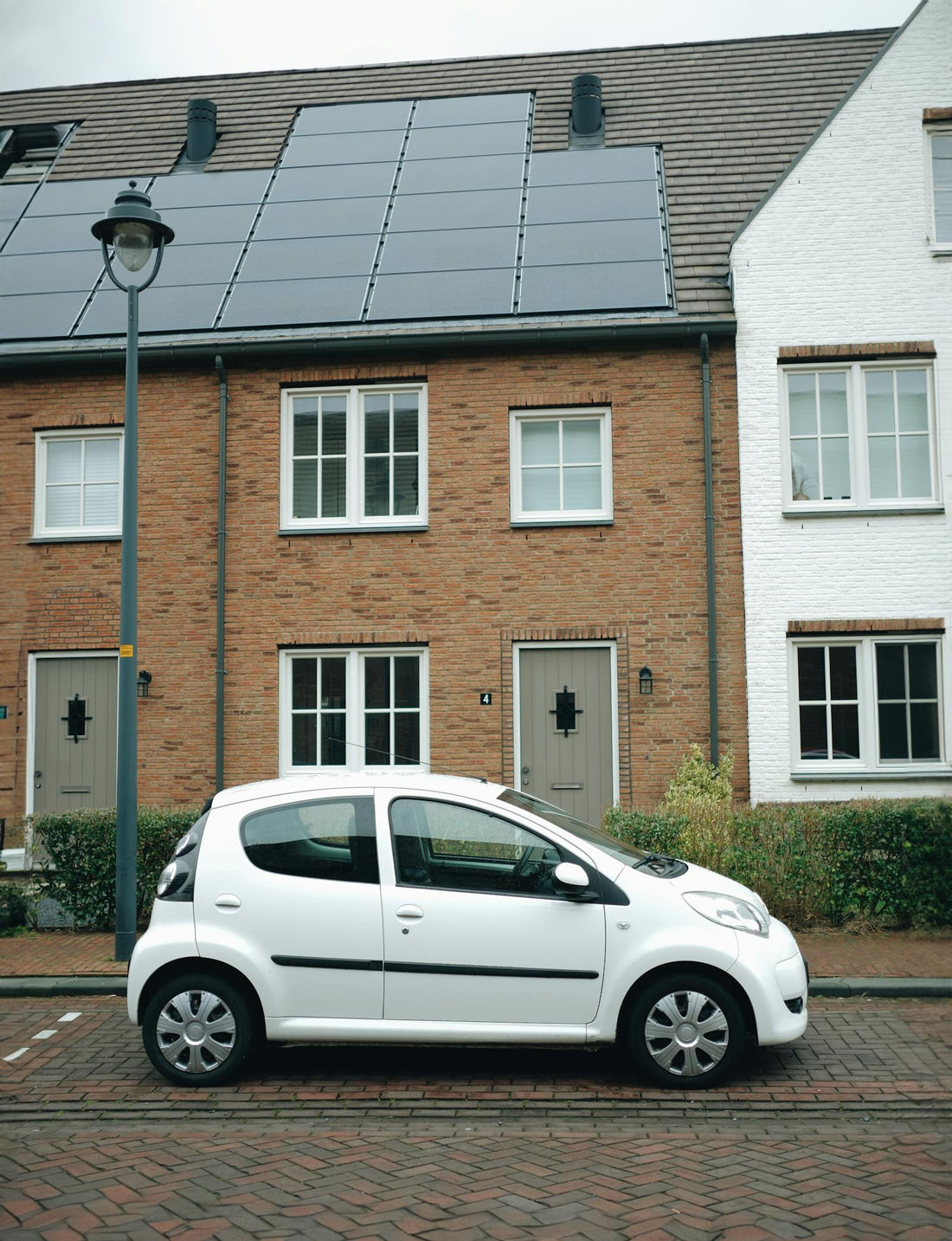 Nederlands rijhuis met zonnepanelen op het dak, geschikt voor 10 kWh thuisbatterij installatie binnenshuis