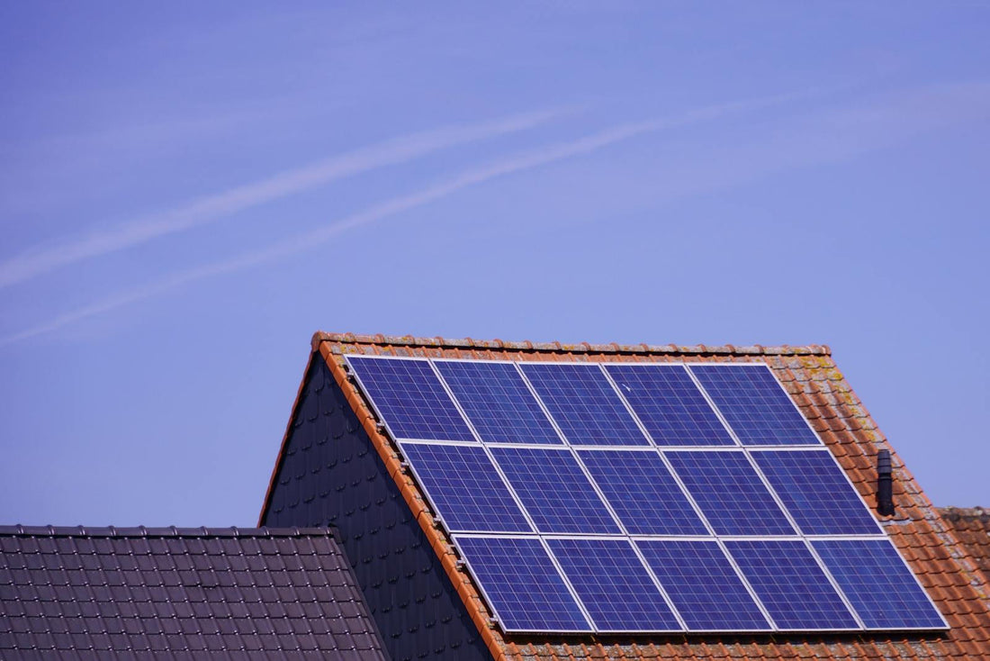 Zonnepanelen op een Nederlands woningdak tijdens een zomerse dag, relevant voor de Enexis Zonnedimmer regeling 2026