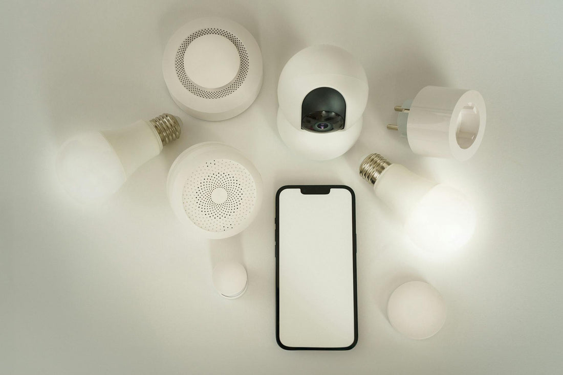 Smart home flat-lay met smartphone, slimme stekkers en sensoren op witte achtergrond, illustratie bij Deye Cloud en Copilot setup gids 2026