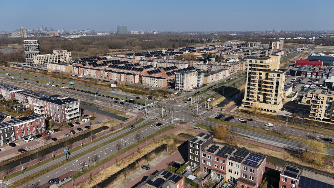 Luchtfoto van een Nederlandse woonwijk met zonnepanelen op de daken, passend bij een complete thuisbatterij set