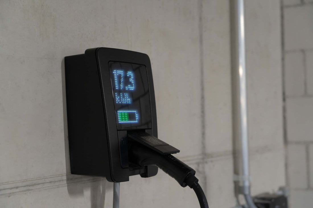 Slimme laadpaal voor thuis met verlicht display dat het laadvermogen toont terwijl een elektrische auto laadt
