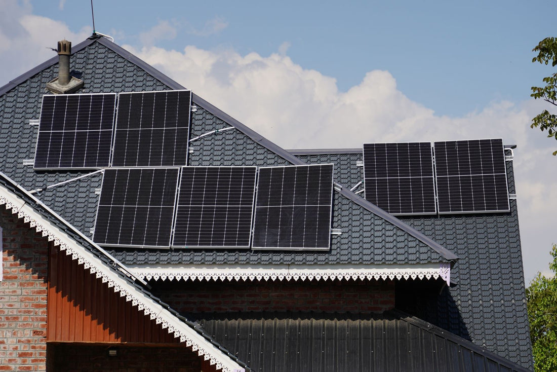 Zonnepanelen op een Nederlands pannendak, passend bij dynamische energietarieven en teruglevering met een thuisbatterij