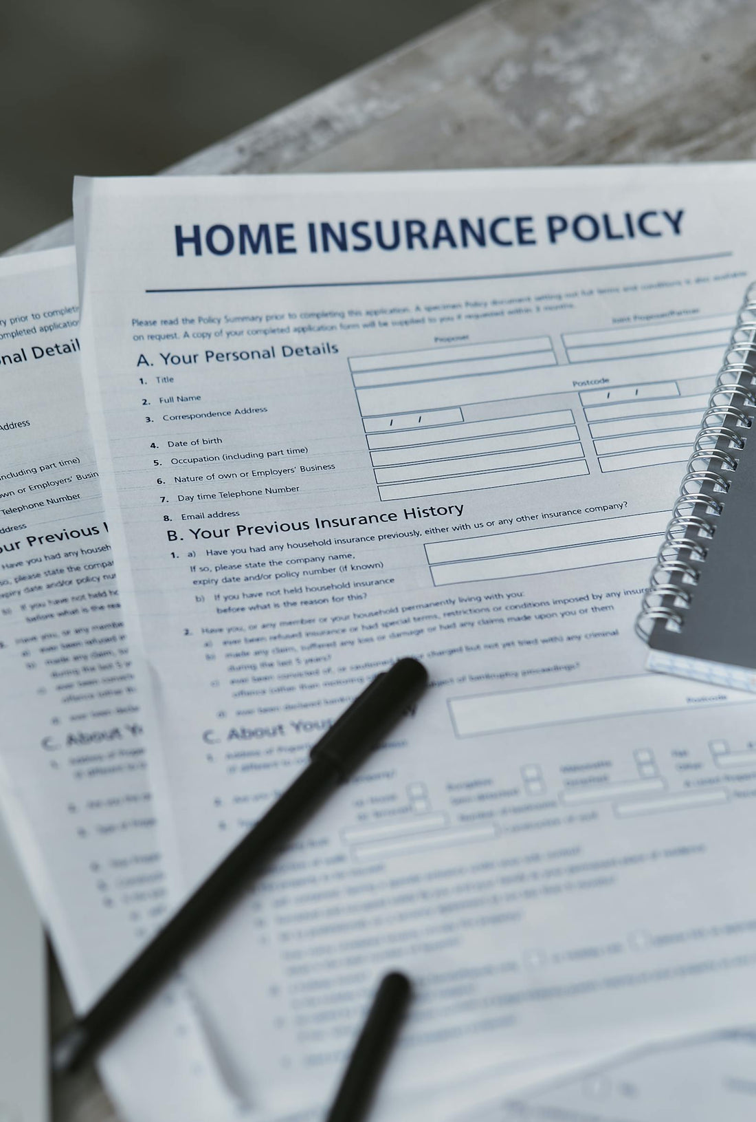 Home insurance polisformulier met pen en notitieblok op bureau, illustratief bij thuisbatterij verzekering en herbouwwaarde 2026