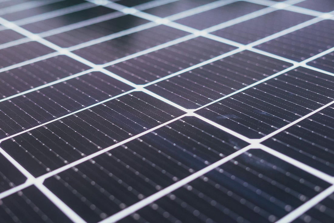 Close-up van zonnepanelen op een dak in de Nederlandse zon, illustratief beeld bij vergelijking Deye en Alpha ESS thuisbatterij