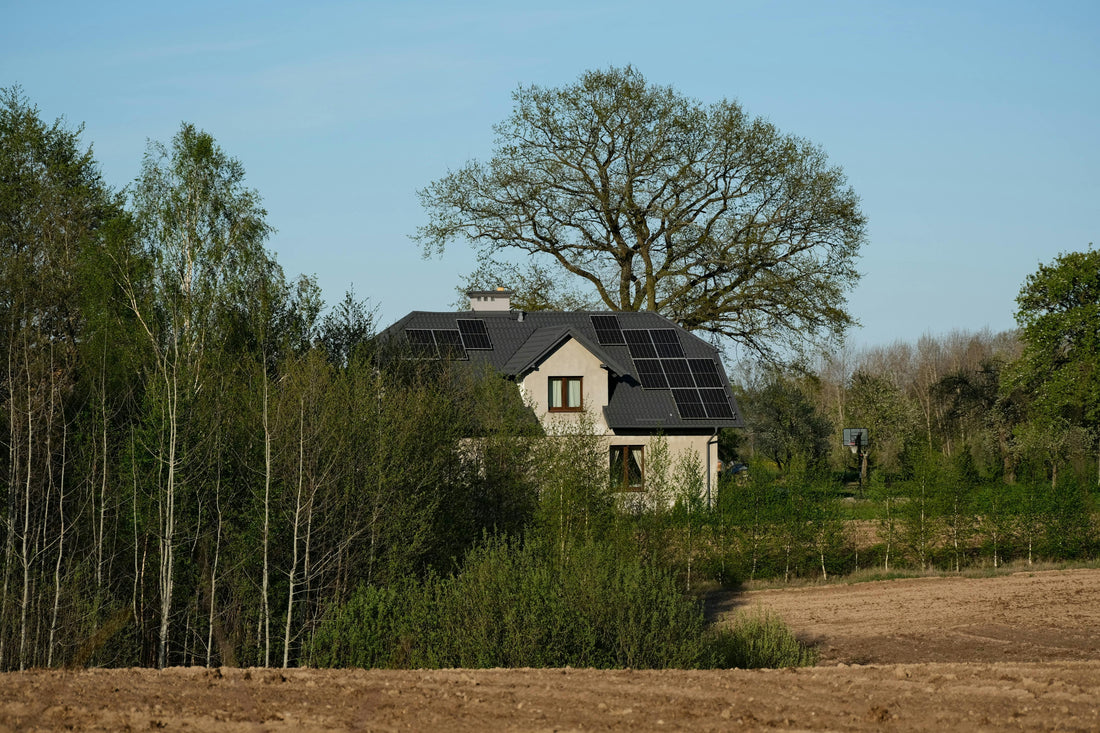 Moderne villa met zonnepanelen op leien dak, gelegen in een groene natuurlijke omgeving als premium thuisbasis voor een Deye SE-F16-C 16 kWh thuisbatterij