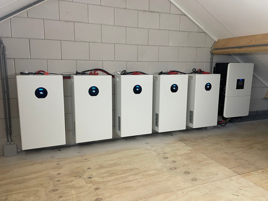 Vijf Deye thuisbatterijen modulair geschakeld met Deye hybride omvormer in technische ruimte, voorbeeldopstelling voor 16 kWh of meer.