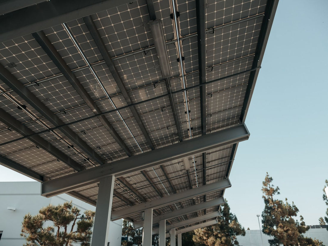 Modulaire zonnepaneel-luifel van onderaf, symbool voor zonne-energie en LFP-thuisbatterijen op de Nederlandse markt in 2026