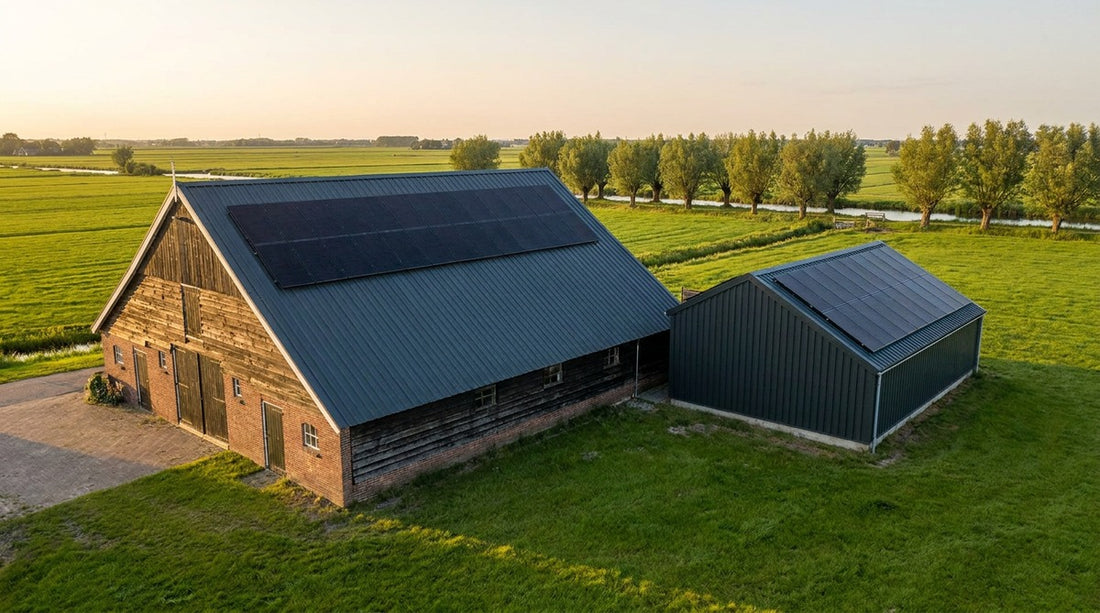Zonnepanelen op het stalen trapeziumdak van een Nederlandse schuur en loods in de polder: zonnepanelen op steeldeck dak