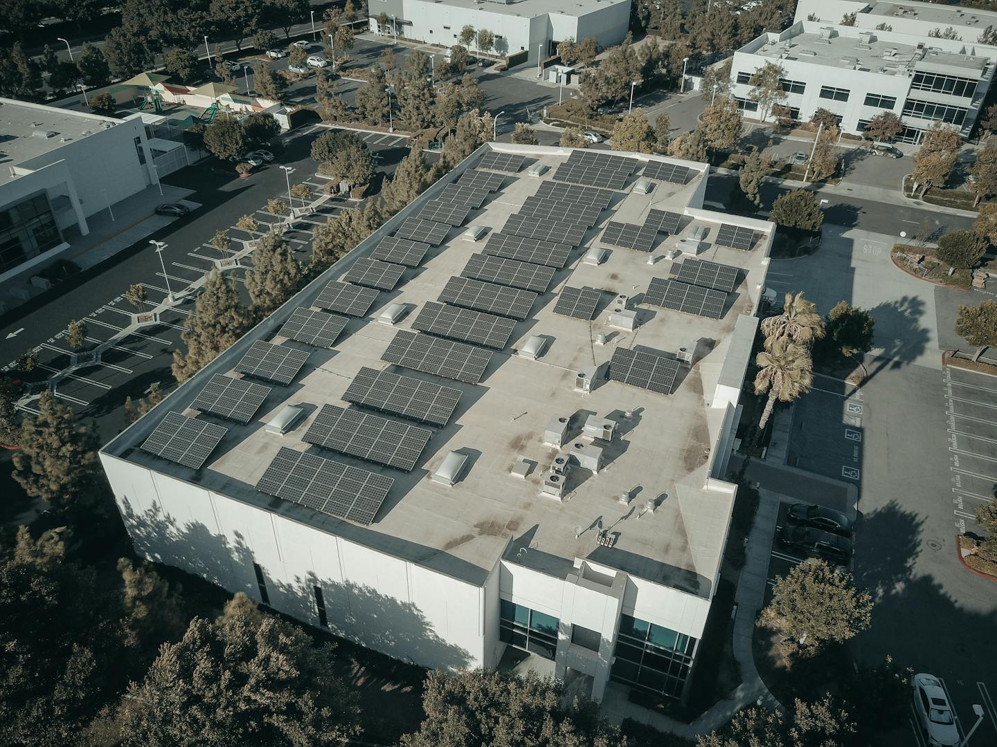 Commercieel bedrijfspand met zonnepanelen op het dak als illustratie van MKB-batterijopslag en Flex-e subsidie 2026