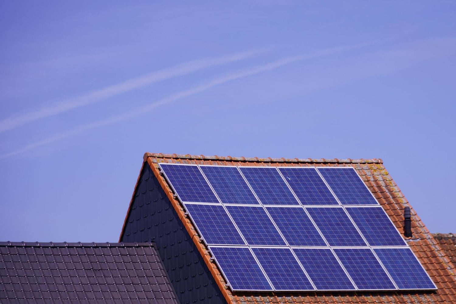 Zonnepanelen op een Nederlands woningdak tijdens een zomerse dag, relevant voor de Enexis Zonnedimmer regeling 2026