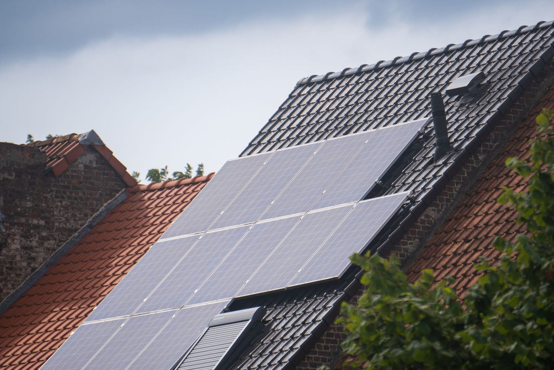 Zonnepanelen op het pannendak van een Nederlandse woning, de situatie waarin een thuisbatterij van 20 kWh past