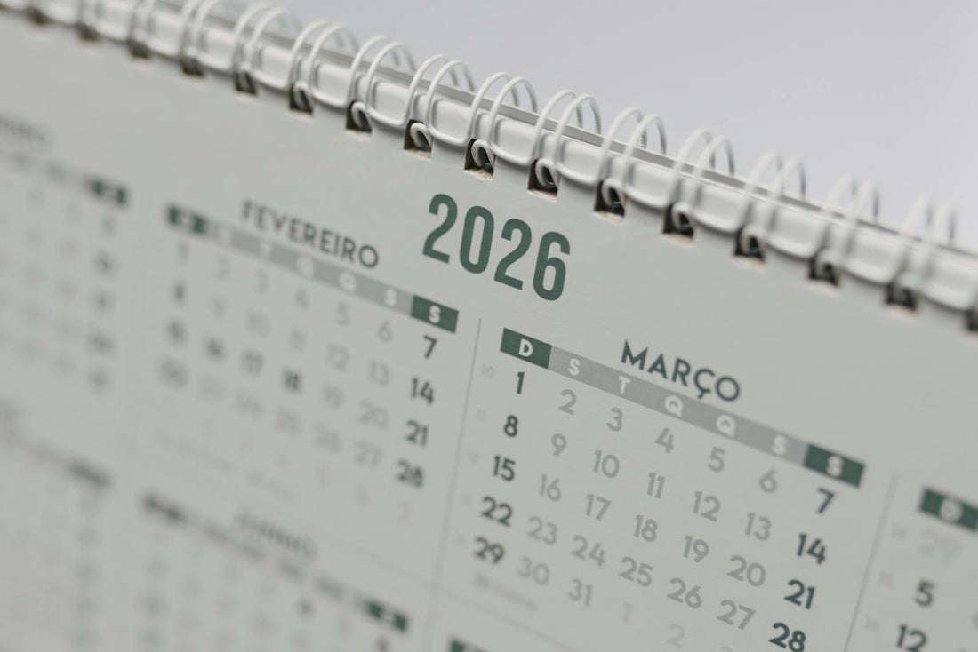 Close-up van een 2026 spiraalkalender met groene maand-tabs als visueel symbool voor de countdown tot het einde van de salderingsregeling