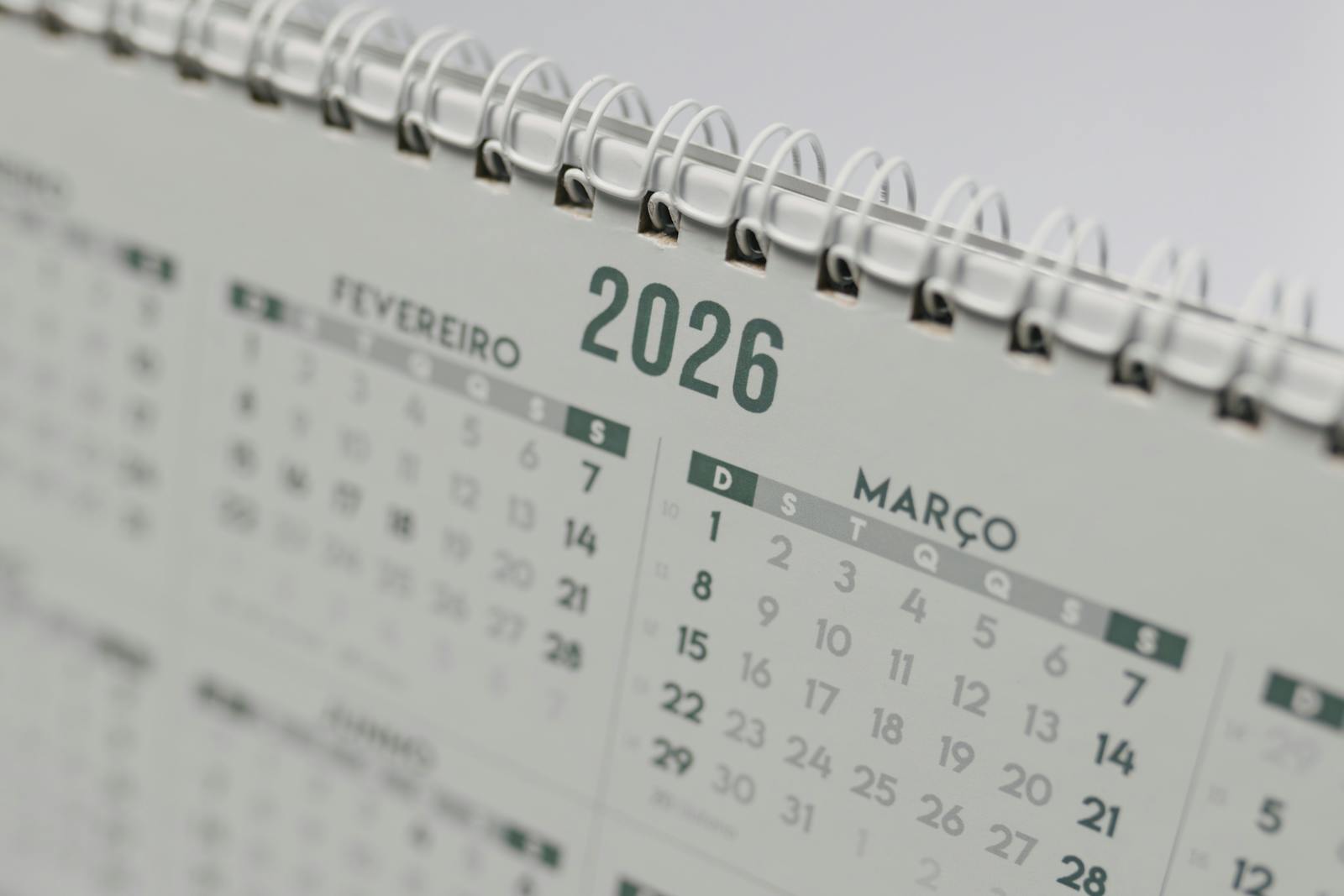 Close-up van een 2026 spiraalkalender met groene maand-tabs als visueel symbool voor de countdown tot het einde van de salderingsregeling