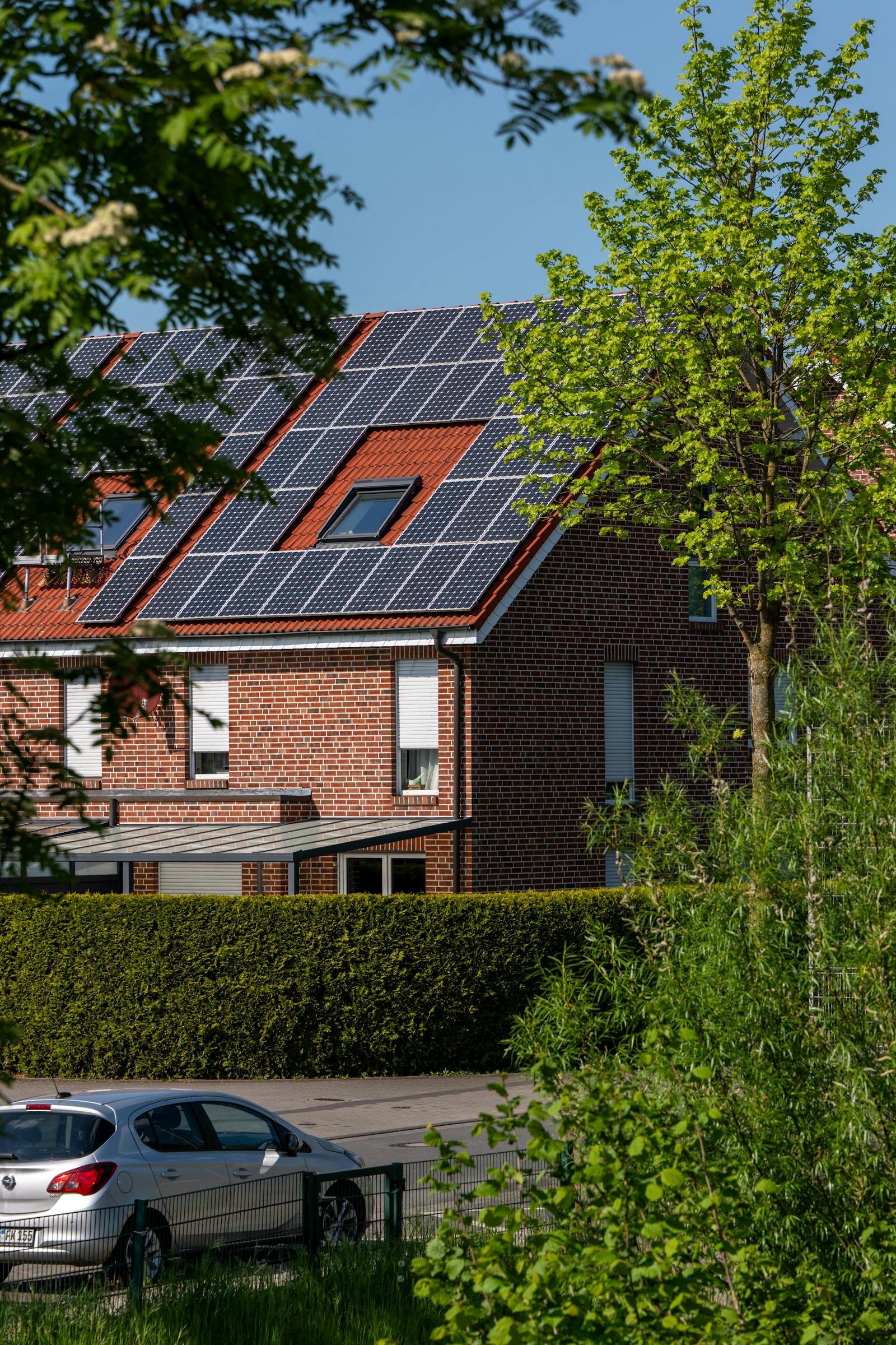Moderne Nederlandse bakstenen woning met vol zonnepanelen-dak, EPBD IV-context voor thuisbatterij energielabel