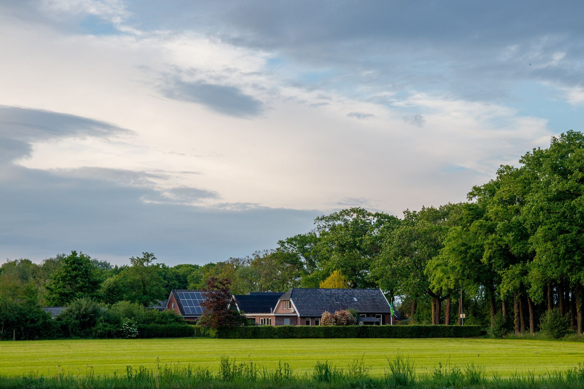 Nederlands plattelandshuis met zonnepanelen op het dak, passend bij een Deye HV thuisbatterij voor opslag van zonne-energie