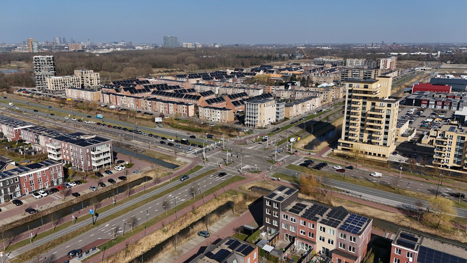 Luchtfoto van een Nederlandse woonwijk met zonnepanelen op de daken, passend bij een complete thuisbatterij set