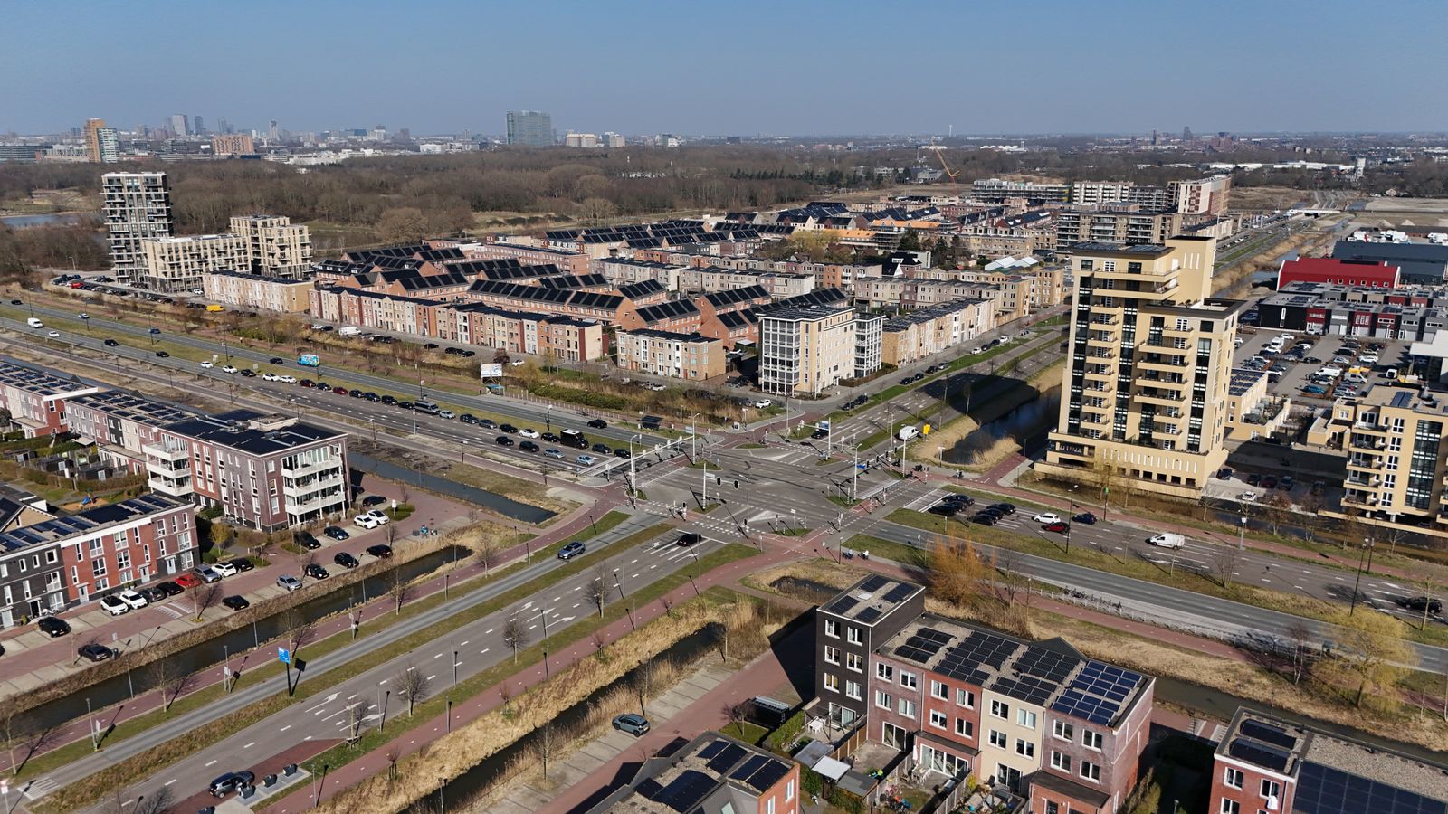 Luchtfoto van een Nederlandse woonwijk met zonnepanelen op de daken, passend bij een complete thuisbatterij set