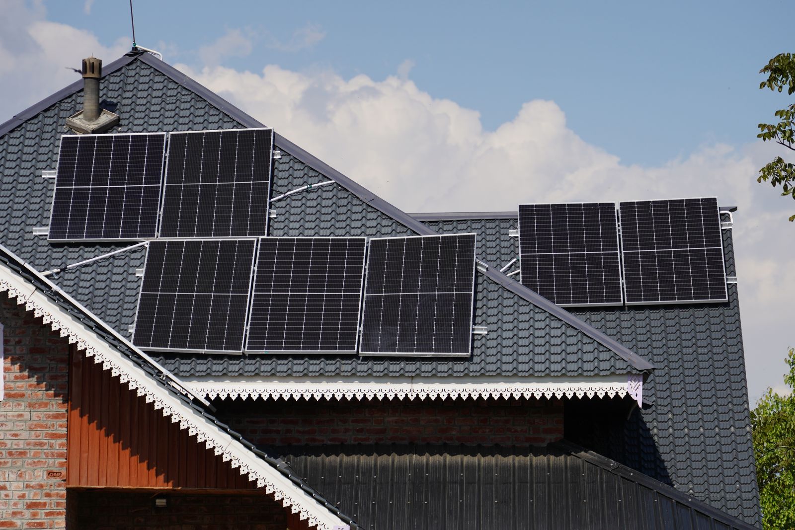 Zonnepanelen op een Nederlands pannendak, passend bij dynamische energietarieven en teruglevering met een thuisbatterij