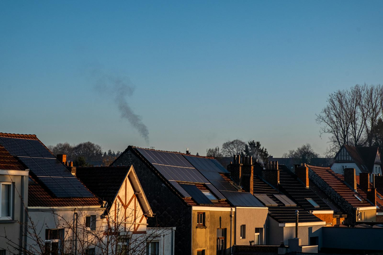 Rijtjeshuizen met zonnepanelen in avondzon, passend bij thuisbatterij subsidie en energieopslag 2026.