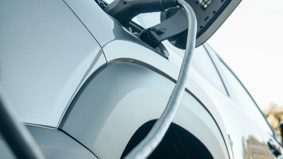 Close-up van een laadkabel die in de laadpoort van een elektrische auto steekt tijdens het thuisladen met load balancing