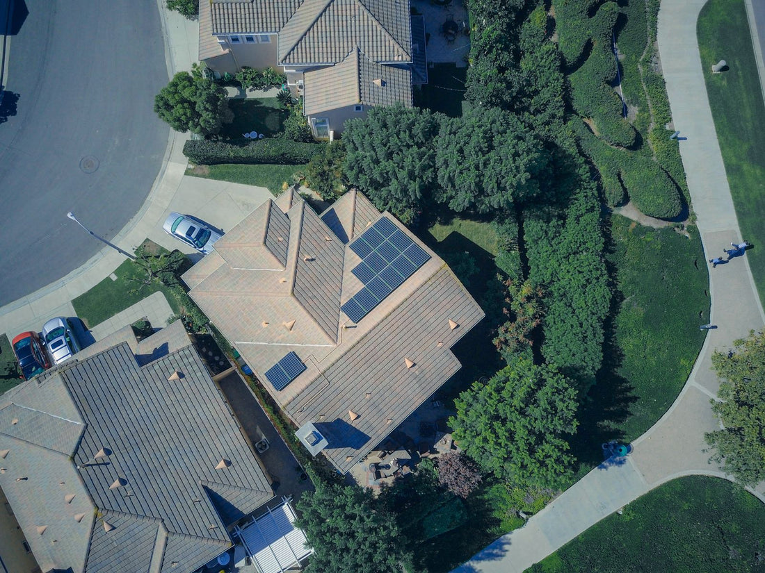 Luchtfoto van Nederlandse woonwijk met zonnepanelen op de daken