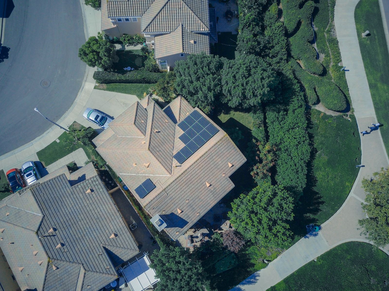 Luchtfoto van Nederlandse woonwijk met zonnepanelen op de daken