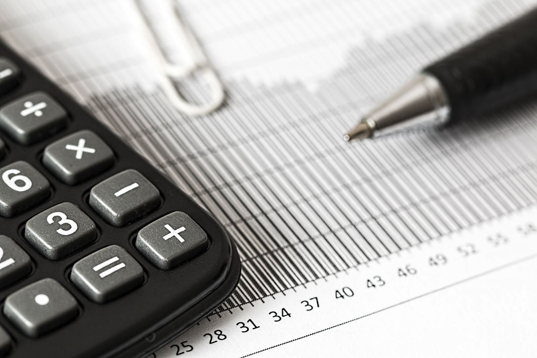Calculator naast financieel overzicht symboliseert rekenmodel voor stapelen subsidies laadinfrastructuur MKB 2026