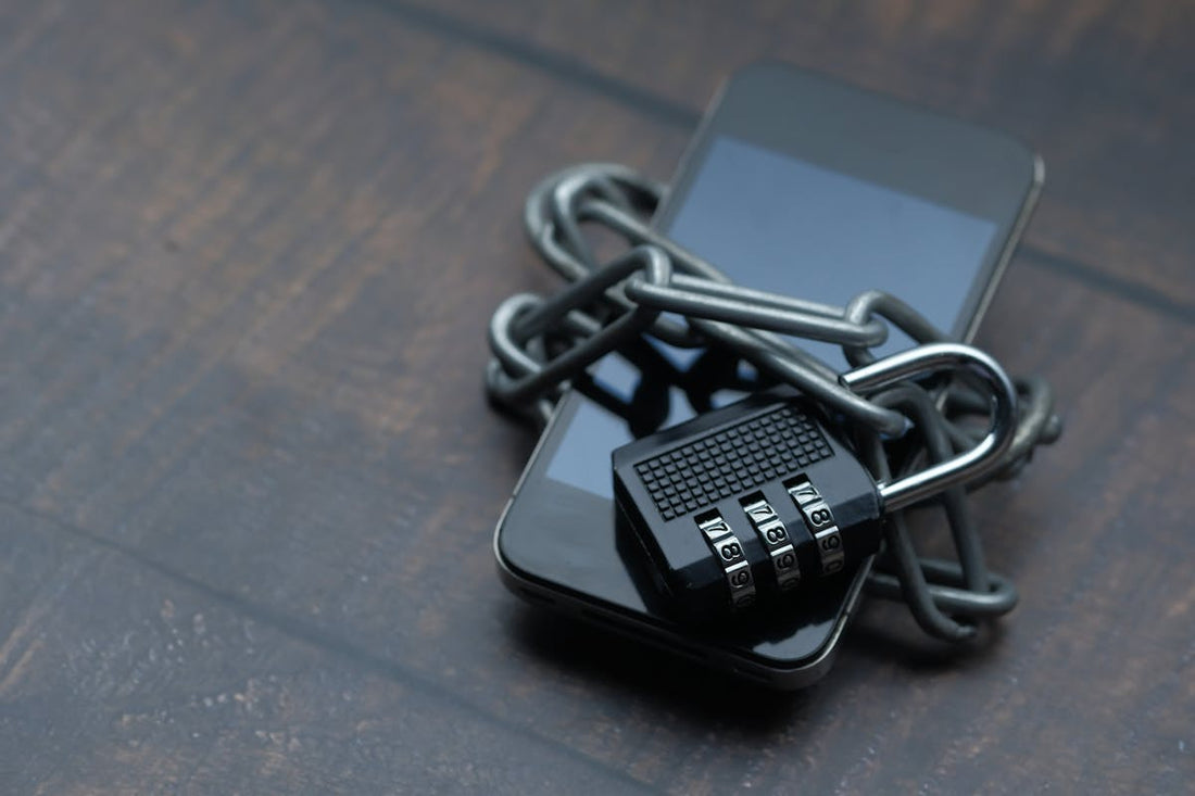 Smartphone vastgeketend met hangslot, symbool voor verbod op telefonische verkoop van thuisbatterijen per 1 juli 2026