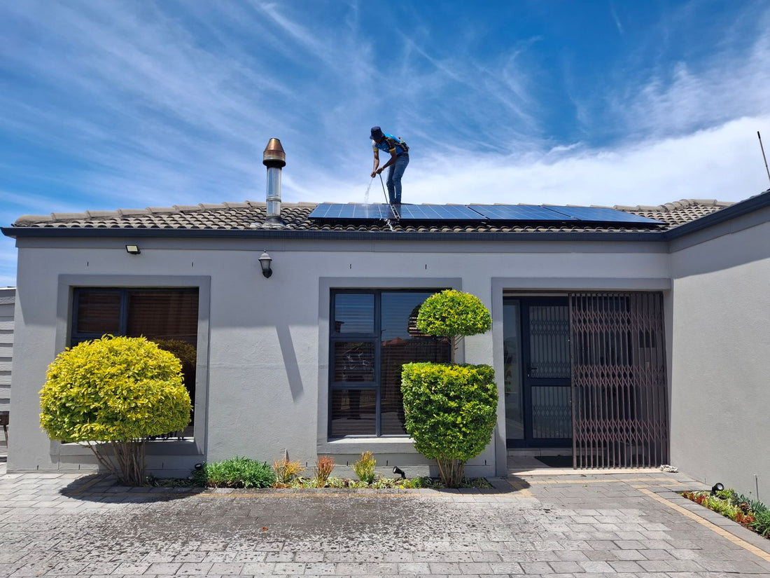 Zonnepanelen op het dak van een woning, beeld bij de terugleververgoeding voor zonnestroom vanaf 2027