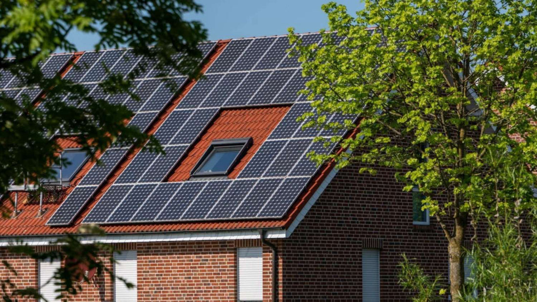 Moderne Nederlandse bakstenen woning met vol zonnepanelen-dak, EPBD IV-context voor thuisbatterij energielabel