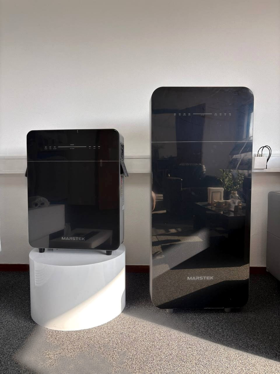 Marstek Venus X naast Marstek Venus E formaatvergelijking echte productfoto